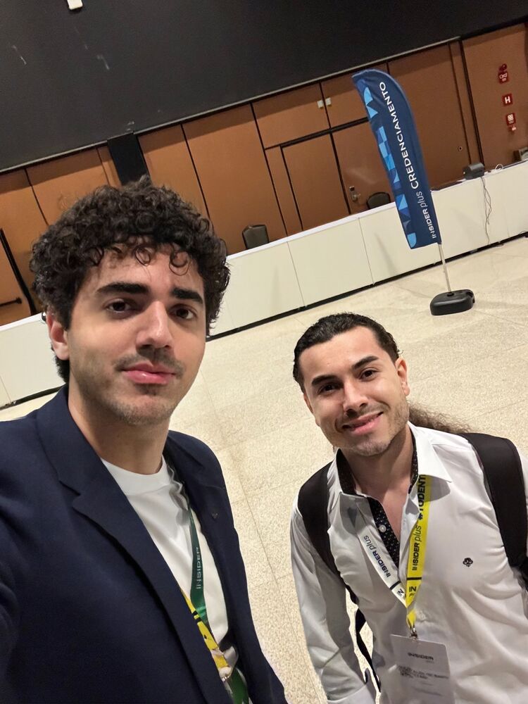 Ricardo e outro participante, de crachá, no credenciamento do FL Insider