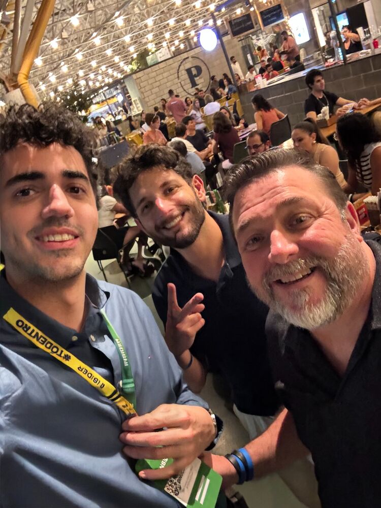Ricardo com dois participantes no encontro do evento no Mané Mercado