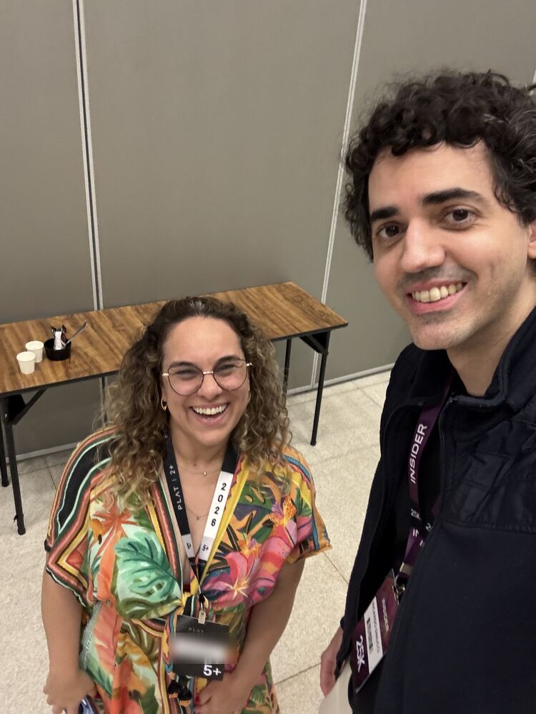 Ricardo com uma participante do evento, que usa o crachá 5+