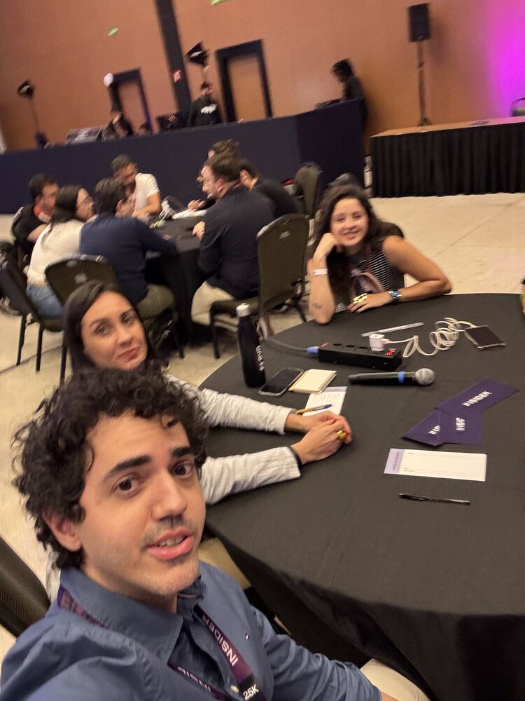 Ricardo numa mesa de conversa com outros participantes do evento