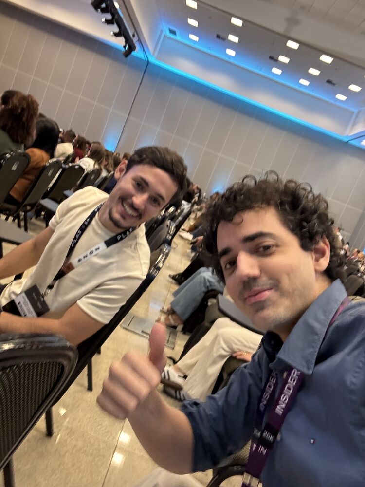 Ricardo na plateia do evento, ao lado de outro participante