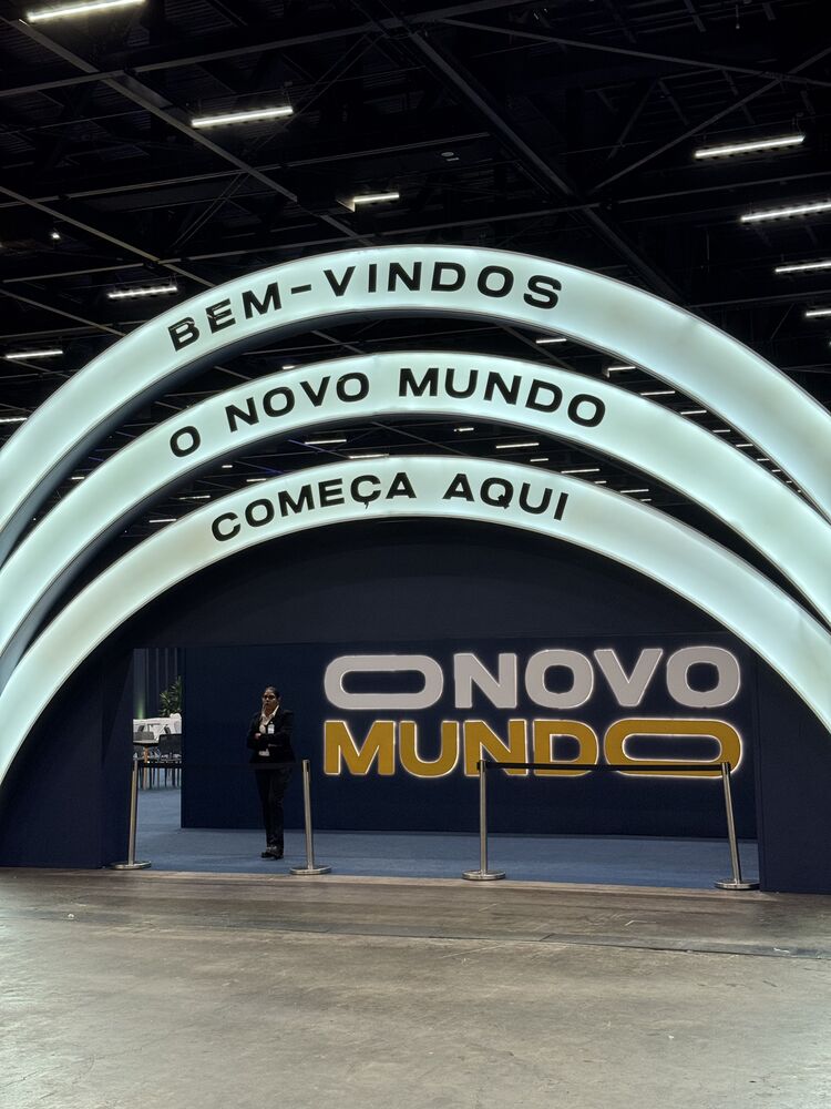 Arco de entrada com a frase Bem-vindos, O Novo Mundo começa aqui