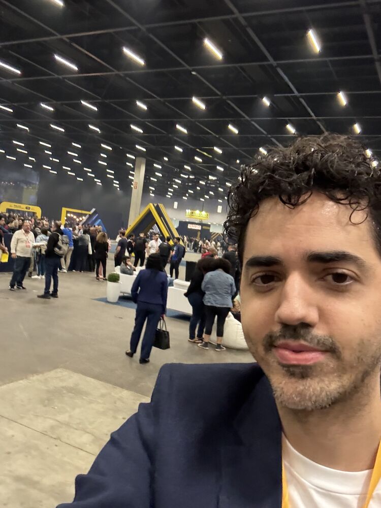 Ricardo no pavilhão do São Paulo Expo, com o público do evento ao fundo