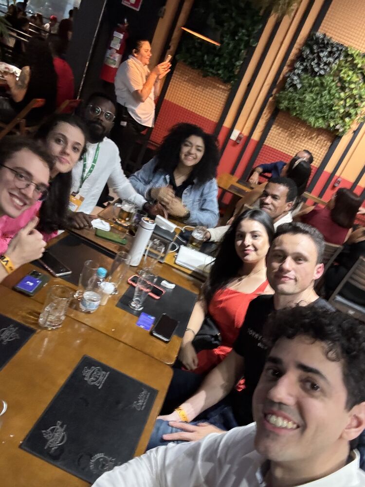 Jantar com a turma do evento, todos à mesa