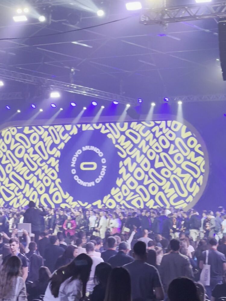 Palco do O Novo Mundo 2024 com o público de pé